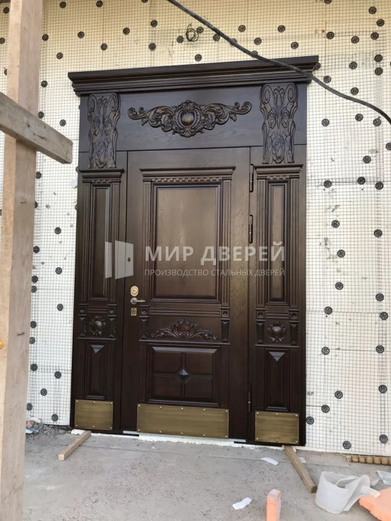 Входная дверь с фрамугой с отбойником - фото